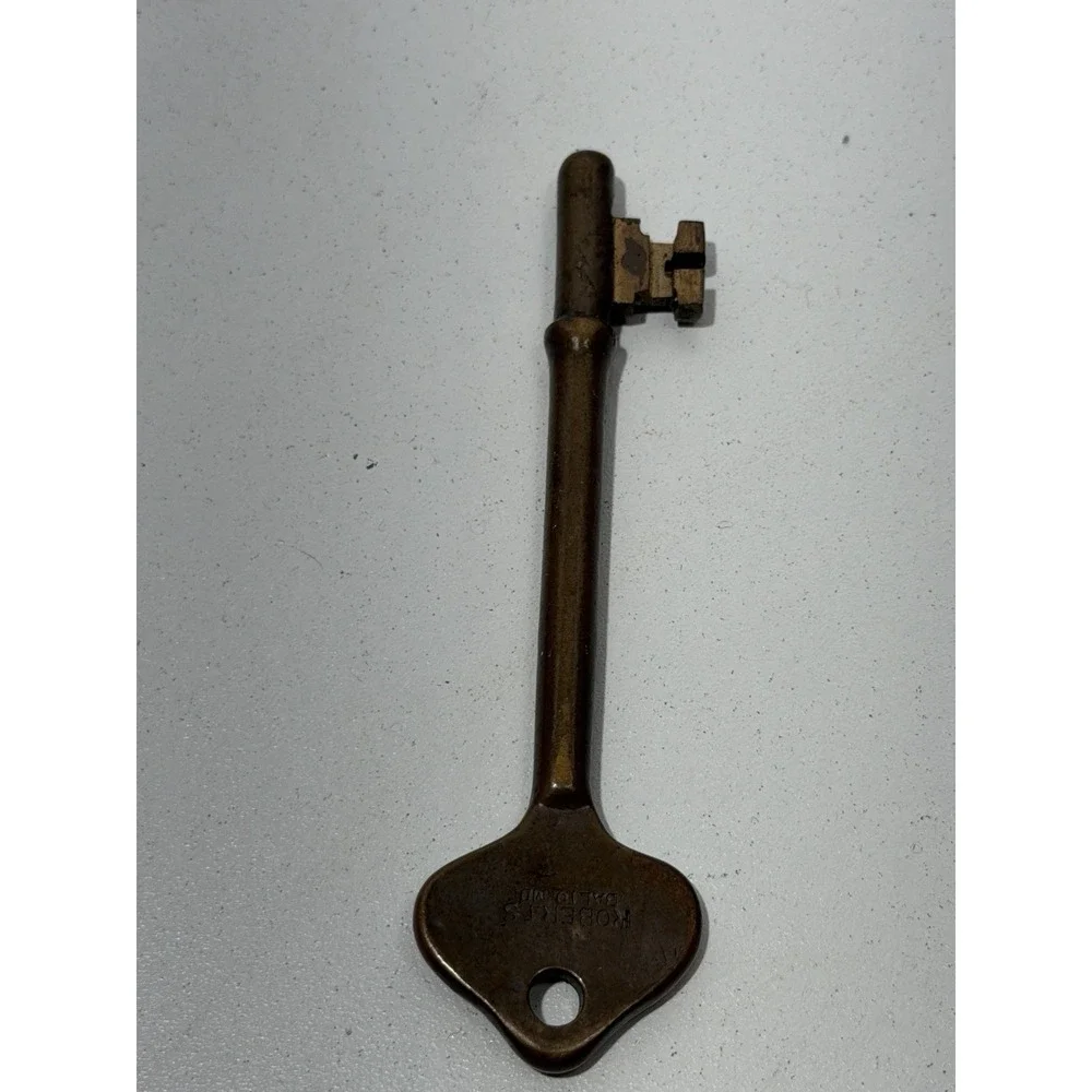 VINTAGE BRASS SKELETON KEY MARKED ROBERT BALTO MD